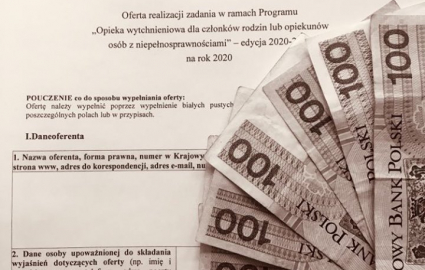 pierwsza strona wzoru oferty konkursowej w tle, 7 banknotów 100 złotowych, zdjęcie w kolorach bieli i szarości 