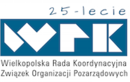logo Wielkopolskiej Rady Koordynacyjnej Związku Organizacji Pozarządowych, na niebieskim tle białe litery WRK