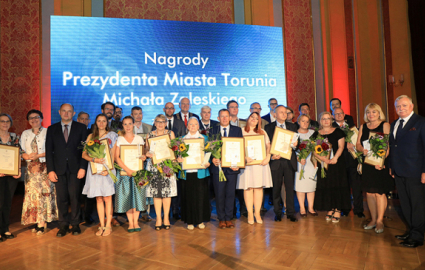 zdjęcie przedstawia laureatów Nagród Prezydenta Miasta Torunia z poprzedniej edycji