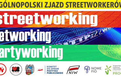 plakat promujący wydarzenie białe napisyna tle z pasków żóltym, granatowym, zielonym, czerwonym