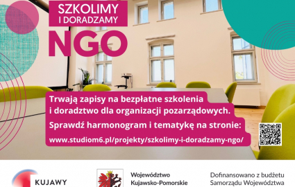 Plakat promujący szkolenia dla ngo w kolorach różowych i seledynowych