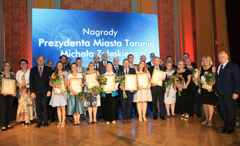 zdjęcie przedstawia laureatów Nagród Prezydenta Miasta Torunia z poprzedniej edycji